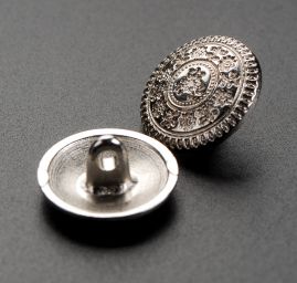 Knoflík kovový půlkulatý drobný vzor stříbrný 24"