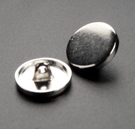 Knoflík kovový plochý stříbrný 28"