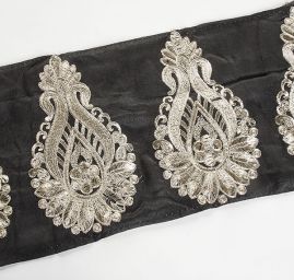 Šantungová stuha velký hlavicoový vzor stříbrný II.jakost