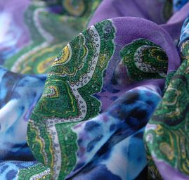 Šifon plisé modrý paisley motiv