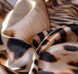 Satén digitální tisk zvířecí motiv hnědý