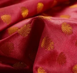 Brokát se vzorem drobného ornamentu starozlatá/vínová