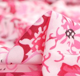 Viskozová šatová látka květy louka červenorůžová