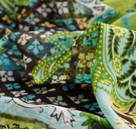 Šifon plise patchwork orientální motiv zelená/černá