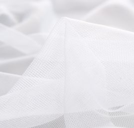 Tyl/síť drobná očka barva lomená bílá