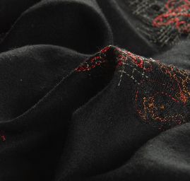 Vlněná látka s aplikací výšivky květů červená/černá