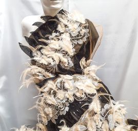 Krajka výšivka na tylu doplněna flitry a peřím