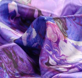 Hedvábný satén vzor abstrakní malba fialová