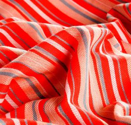 Bavlněná látka s proužky červená s pískovými pruhy