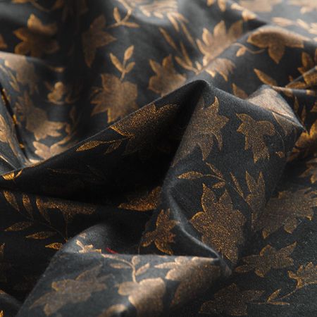Bavlněná látka vánoční vzor lístků starozlatá černá