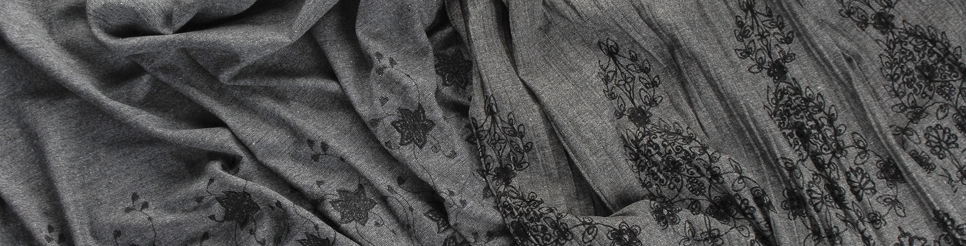 Vyšívané aj plisé tvídové látky